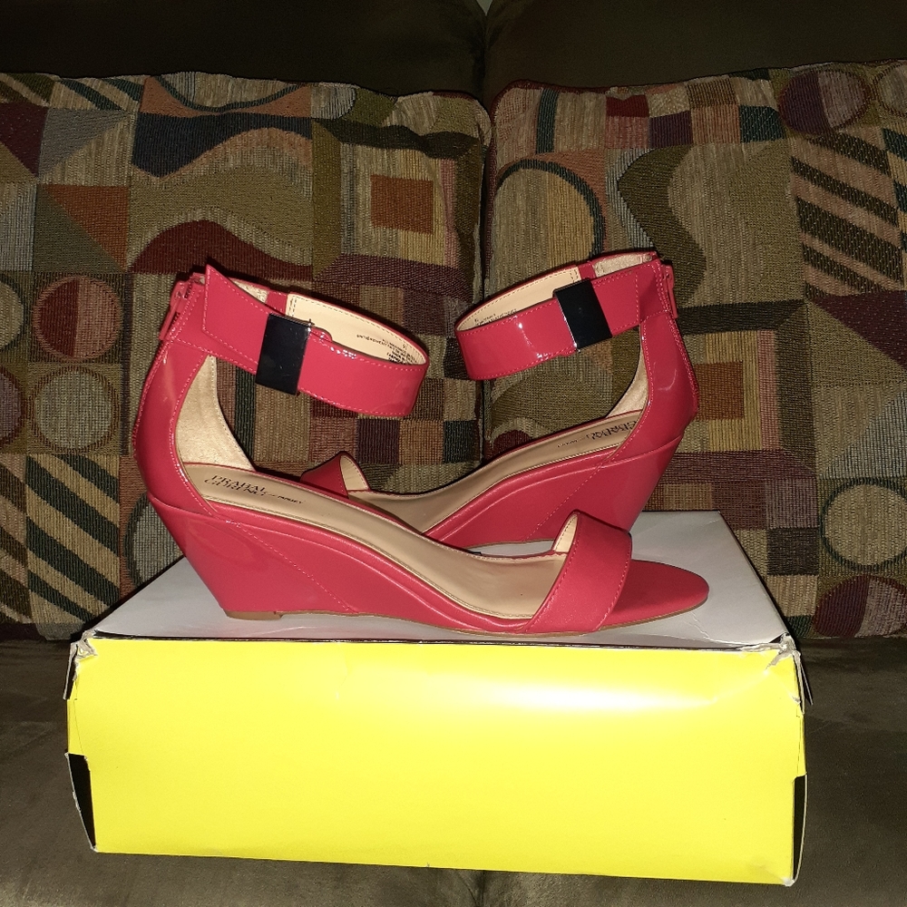 Sandal 2 inch wedge gently USED